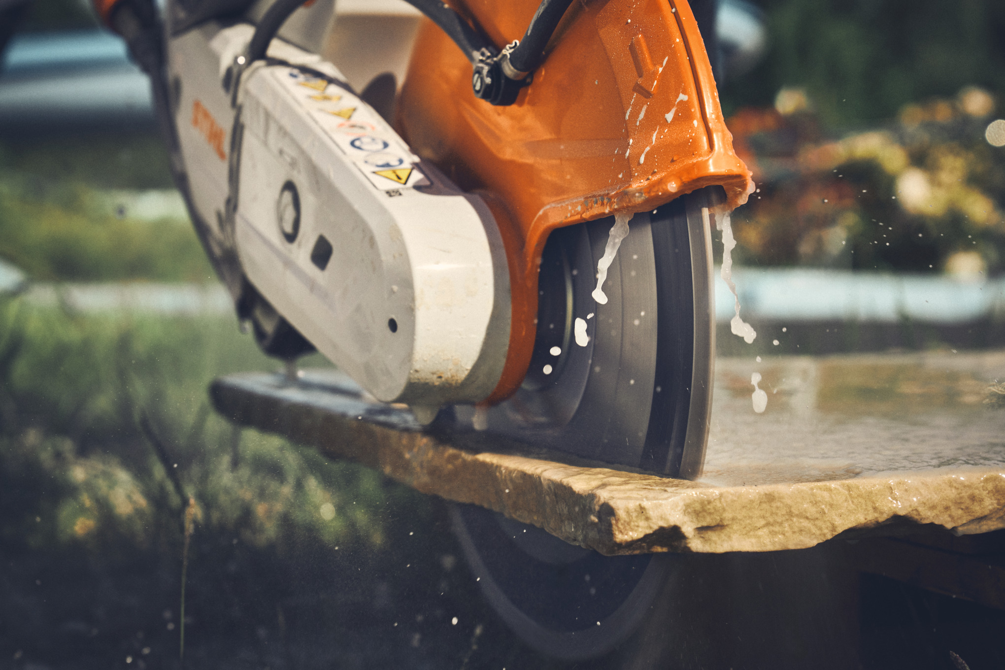 Lähikuvassa katulaattojen leikkaaminen STIHL TSA 300 -akkukäyttöisellä katkaisuhiomakoneella.