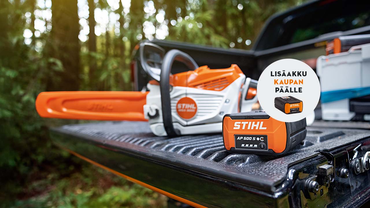 STIHL AP 500 S -akku auton lavalla uuden akkukäyttöisen STIHL MSA 300 -moottorisahan kanssa.